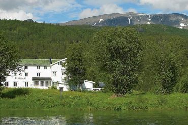 Rundhaug Gjestegård with the ‘silver’ bearing Målselv in front and gold bearing Mauken hills beyond!