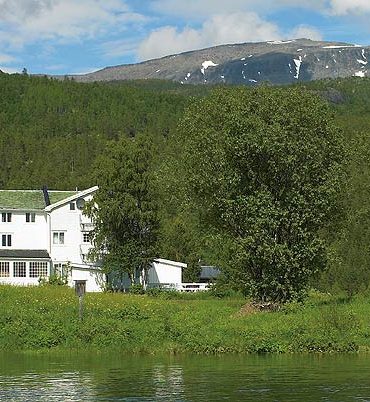 Rundhaug Gjestegård with the ‘silver’ bearing Målselv in front and gold bearing Mauken hills beyond!